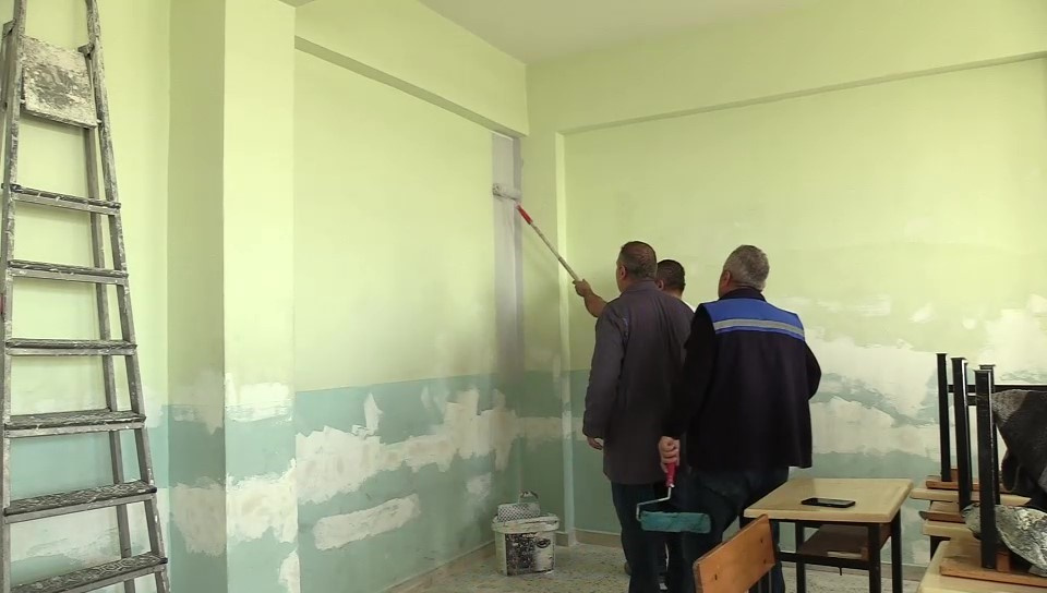 Gümüşhacıköy'de Öğrenci Veli ve Okul Çalışanları İşbirliğiyle Okul Sınıfları Yeniden Renklendi