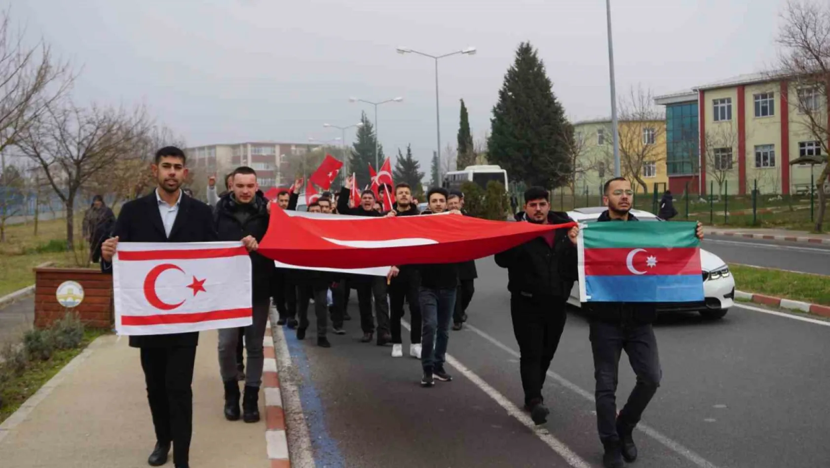 Edirne'de Üniversite Öğrencileri Teröre Lanet Yürüyüşü Edirne'de üniversite öğrencilerinden teröre lanet yürüyüşü
