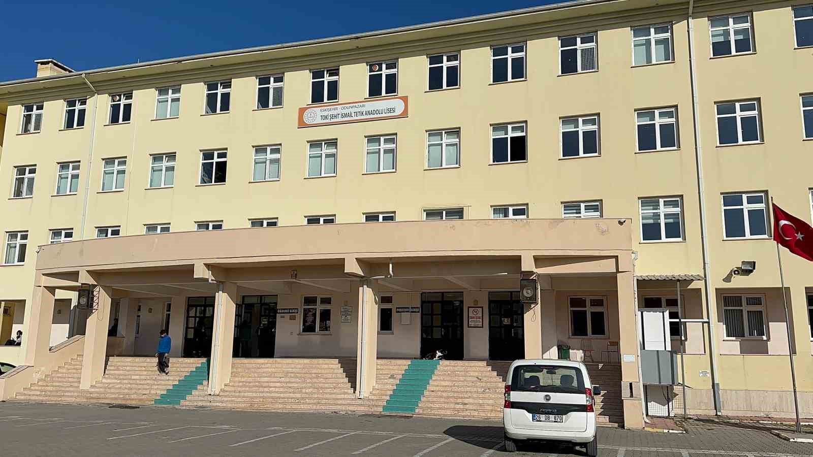 Ogrenci Izinsiz Cikmak Isterken Yaralandi Bilecik11