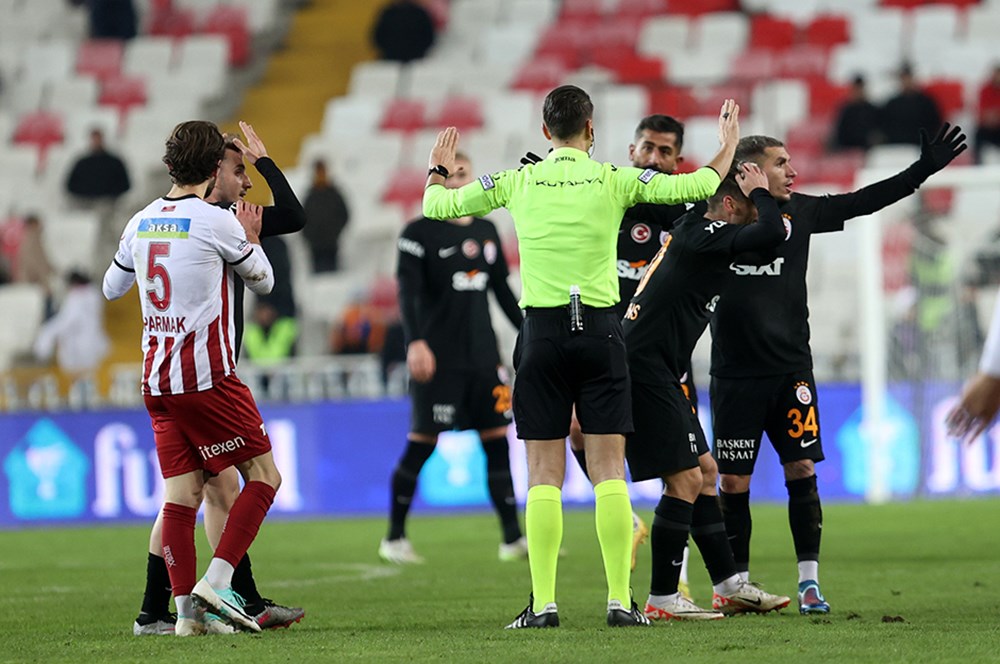 Galatasaray'ın penaltı beklediği pozisyon için Zorbay Küçük ne dedi? - 4. Foto