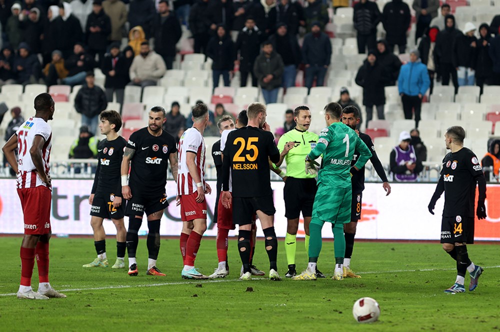 Galatasaray'ın Penaltı Beklediği Pozisyon için Zorbay Küçük Ne Dedi? - Son Dakika Spor Gelişmeleri Galatasaray'ın penaltı beklediği pozisyon için Zorbay Küçük ne dedi? - 3. Foto