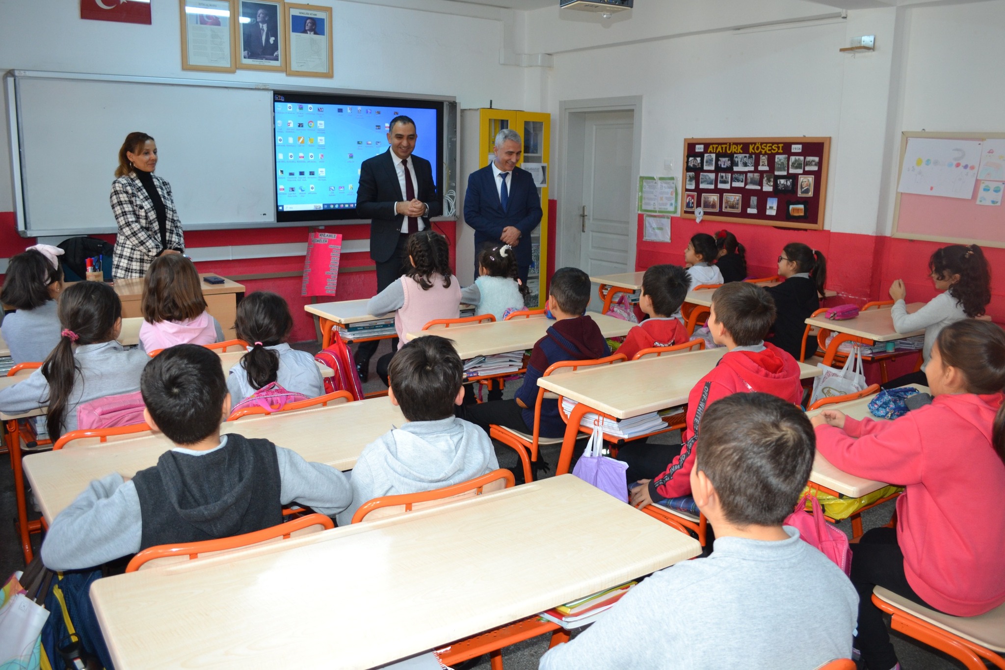 1705523631 833 Kaymakam Adem CelikIn Okul Ziyareti Egitimde Yeni Heyecan
