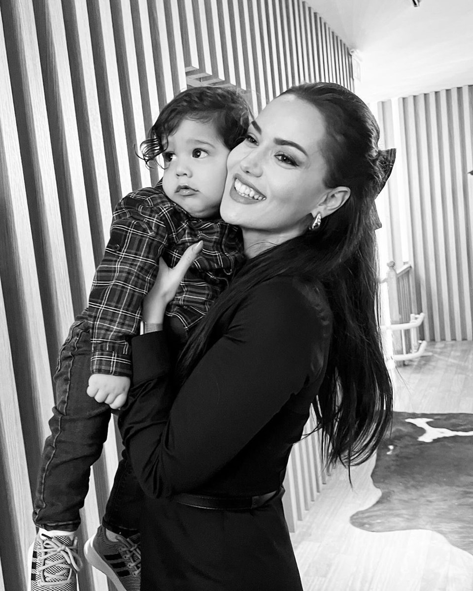 Fahriye Evcen'in Oğlu Kerem ile Yeni Pozları: Yüzünü İlk Kez Gösterdi! - Son Dakika Magazin Haberleri Yüzünü ilk kez göstermişti: Fahriye Evcen'den oğlu Kerem ile yeni pozlar - 2
