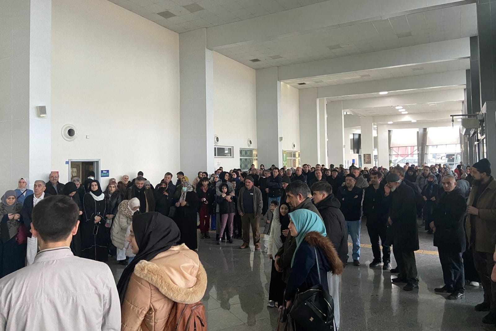 Bir 5 kişi ve kalabalık görseli olabilir