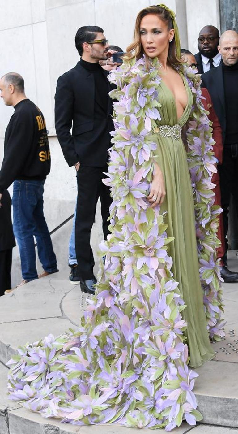 Paris Moda Haftası’ndaki Elbisesi Olay Oldu! Etrafını Fotoğrafçılar Sardı - Büyüleyici Detaylar! Paris Moda Haftasındaki elbisesi olay oldu Etrafını fotoğrafçılar sardı