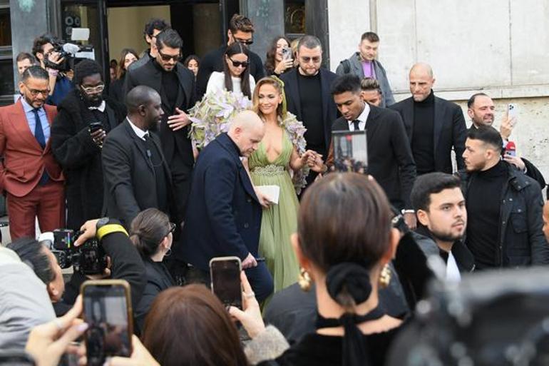 Paris Moda Haftası’ndaki Elbisesi Olay Oldu! Etrafını Fotoğrafçılar Sardı - Büyüleyici Detaylar! Paris Moda Haftasındaki elbisesi olay oldu Etrafını fotoğrafçılar sardı