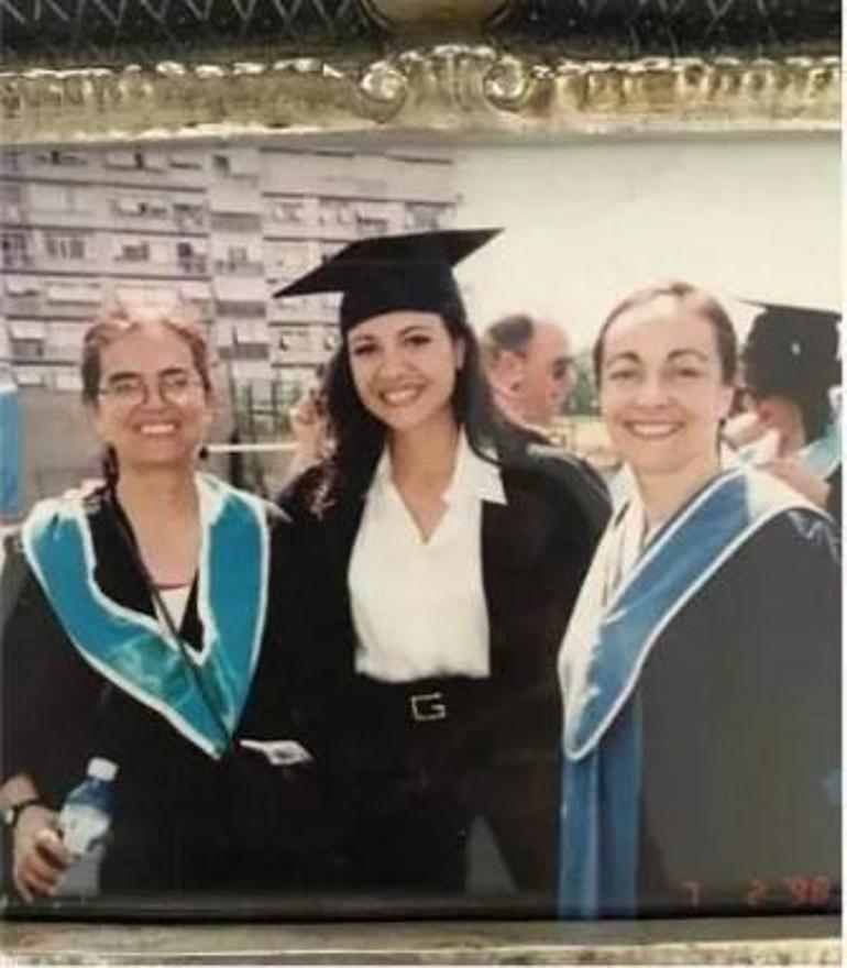 Hande Erçel'in Yeni Macerası: Ünlülerin Üniversite Halleri Jülide Ateş Okul Yıllıkları
