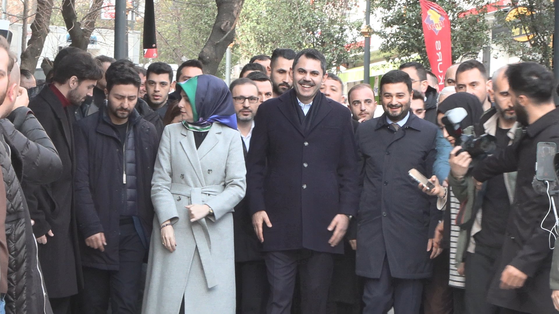 Murat Kurum, Bıçaklanan Genç Kıza Güvenlik Vaadi Verdi, İçişleri Bakanlığı'nın Partisindeki Unutkanlık. kagithanede-saldiriya-ugrayan-genc-kiz-murat-kurumdan-yardim-istedi-8407-dhaphoto3.jpg