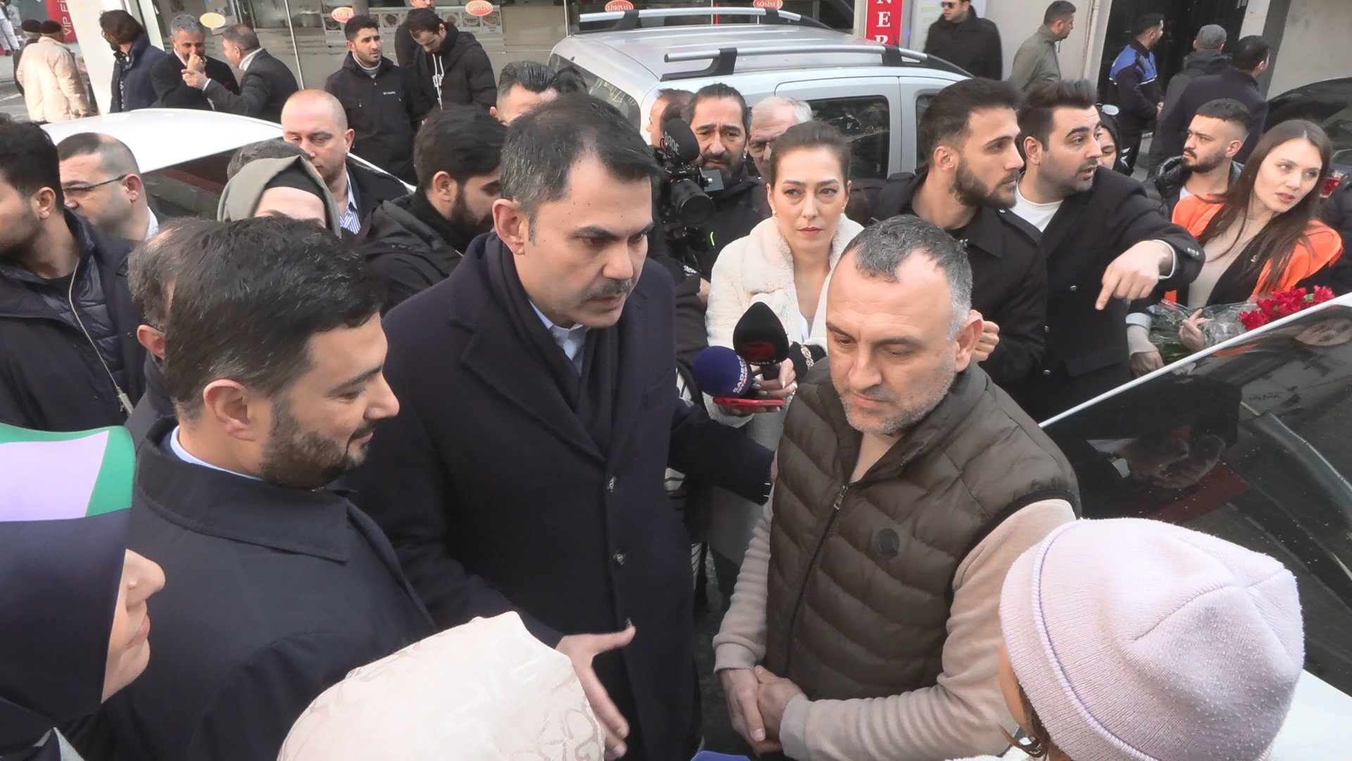 Murat Kurum, Bıçaklanan Genç Kıza Güvenlik Vaadi Verdi, İçişleri Bakanlığı'nın Partisindeki Unutkanlık. kagithanede-saldiriya-ugrayan-genc-kiz-murat-kurumdan-yardim-istedi-8407-dhaphoto2.jpg