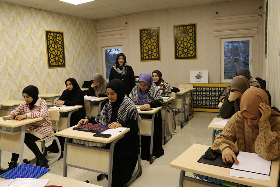 Üniversite Öğrencileri Görme Engelliler İçin Braille Yazı Sistemini Öğreniyor Üniversiteli öğrenciler Braille alfabesi kursunda