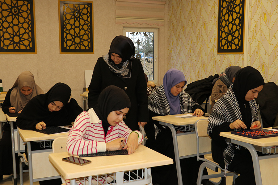 Üniversite Öğrencileri Görme Engelliler İçin Braille Yazı Sistemini Öğreniyor Tuşba İlçe Müftülüğü Gençlik Koordinatörü Tuba Akkuş