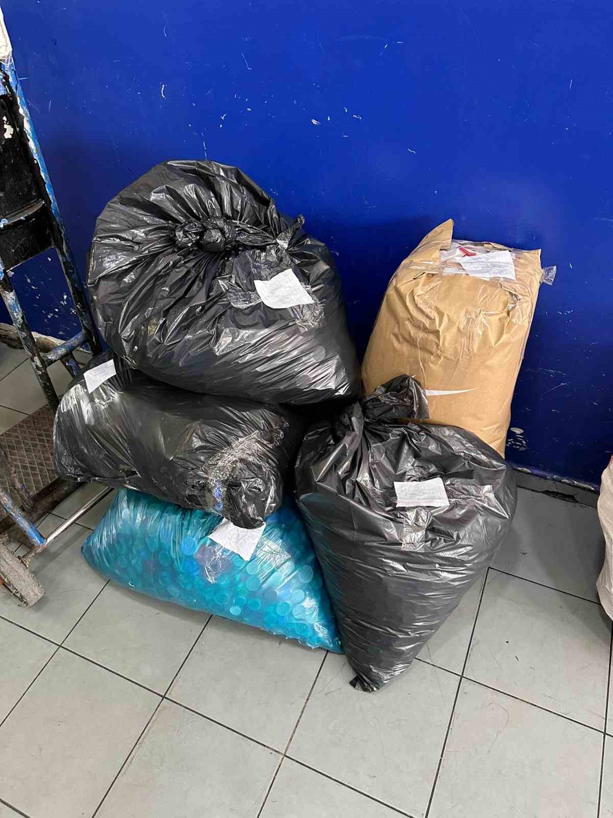 Erzincanlı minik, engelliler için 60 bin ‘mavi kapağı’ bin kilometreden getirtti
