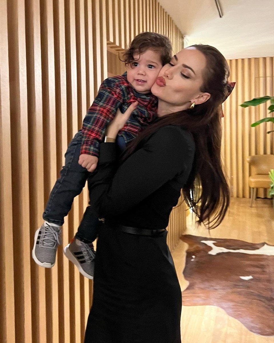 Fahriye Evcen'in Oğlu Kerem ile Yeni Pozları: Yüzünü İlk Kez Gösterdi! - Son Dakika Magazin Haberleri Yüzünü ilk kez göstermişti: Fahriye Evcen'den oğlu Kerem ile yeni pozlar - 1