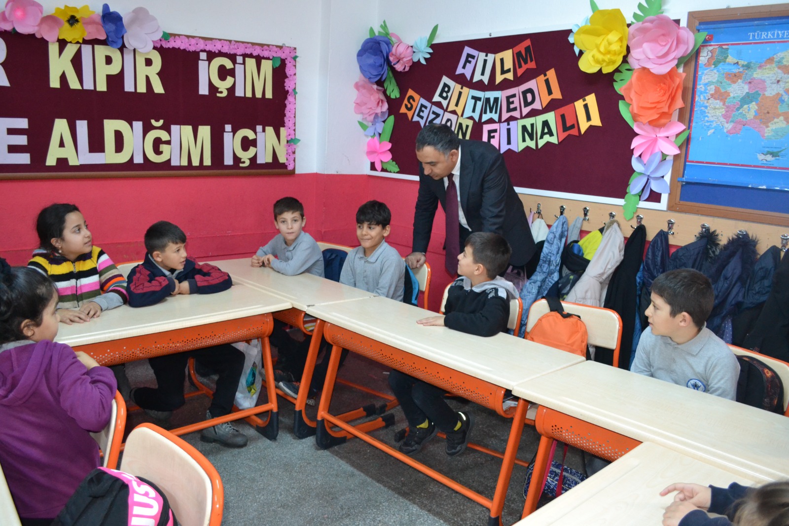 Kaymakam Adem CelikIn Okul Ziyareti Egitimde Yeni Heyecan