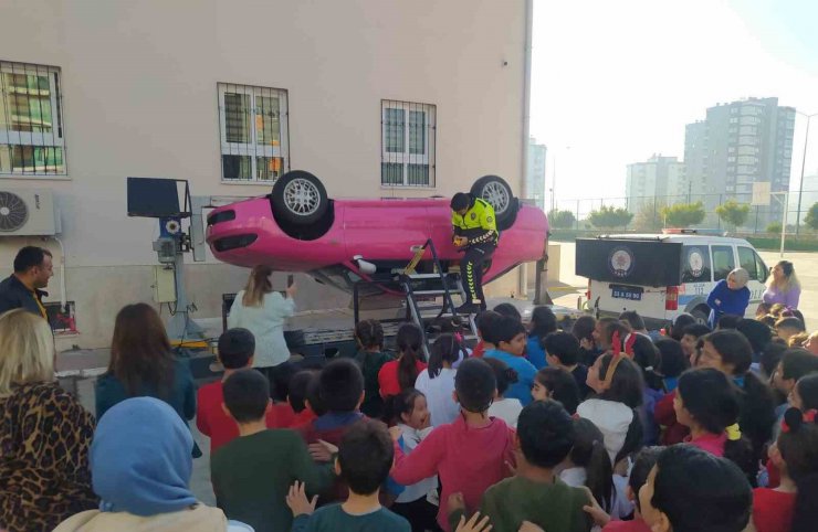 Mersin’de öğrenci ve minibüs şoförlerine trafik eğitimi verildi