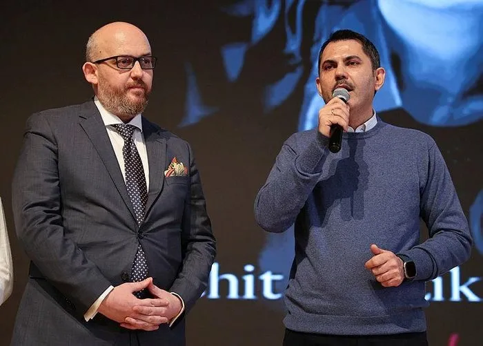 Bağcılar Belediye Başkanlık Sahnesi'ne geçen Kurum ve beraberindekiler, gençlerle birlikte şehit öğretmen Aybüke Yalçın'ın hayat hikayesini anlatan 'Aybüke: Öğretmen Oldum Ben' adlı filmi izledi.