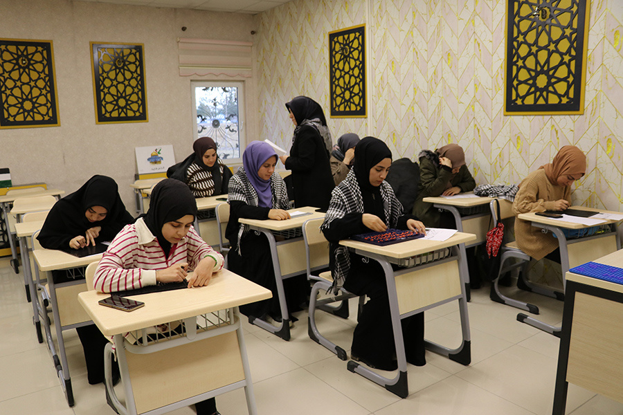 Üniversite Öğrencileri Görme Engelliler İçin Braille Yazı Sistemini Öğreniyor Braille alfabesi kursu