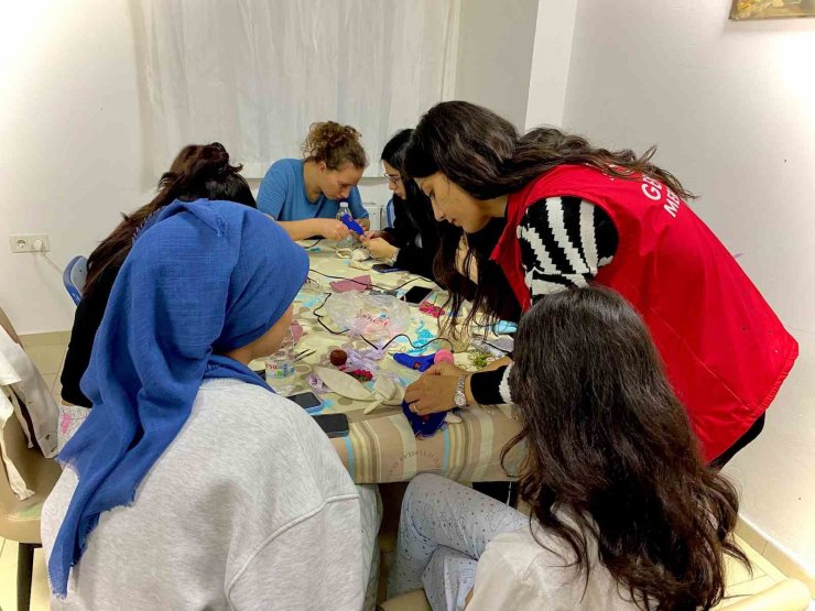 Üniversite öğrencileri, çocuklar için oyuncak yap