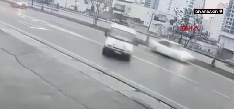 Yaralanan Beş Öğrencinin Kaza Anı Diyarbakır'da Kamerada Diyarbakır’da beş öğrencinin yaralandığı kaza anı kamerada