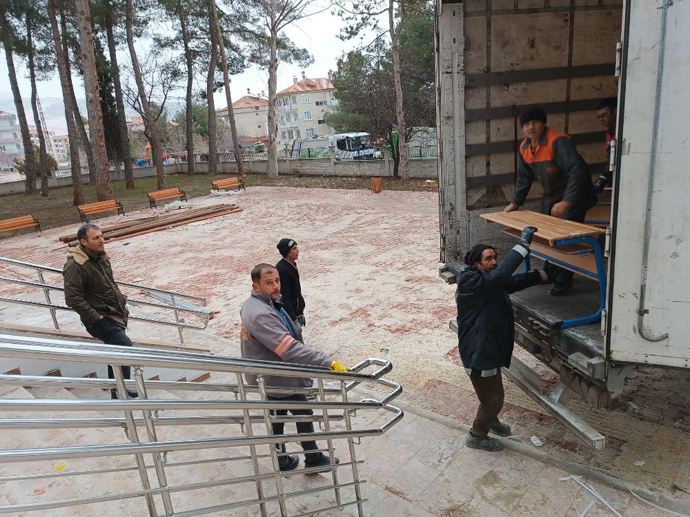 Karamanlı'da Eğitime Yatırım! 2 Tır Malzeme Teslim Edildi Karamanlı'da Eğitime Yatırım! 2 Tır Malzeme geldi