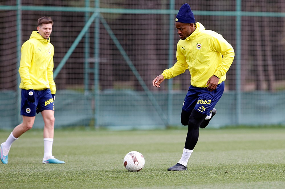 Fenerbahçe antrenmanında sürpriz isim: Sözleşmesi feshedilmişti, geri döndü  - 3. Foto