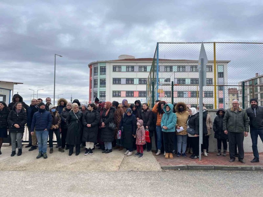 Kavga Sonrası 6 Öğretmenin Başka Okullara Tayin Edilmesi Velilerin Tepkisine Neden Oldu