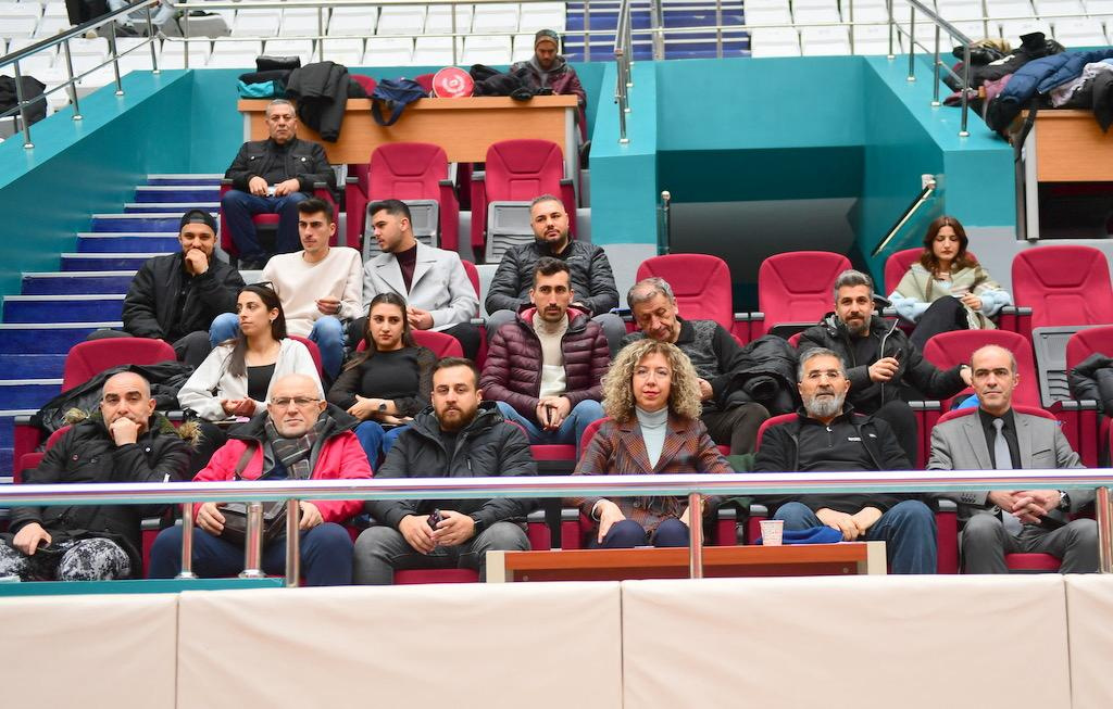1708107347 100 Van YYU Voleybol Takimi Vanda Sampiyonlugunu Ilan Etti