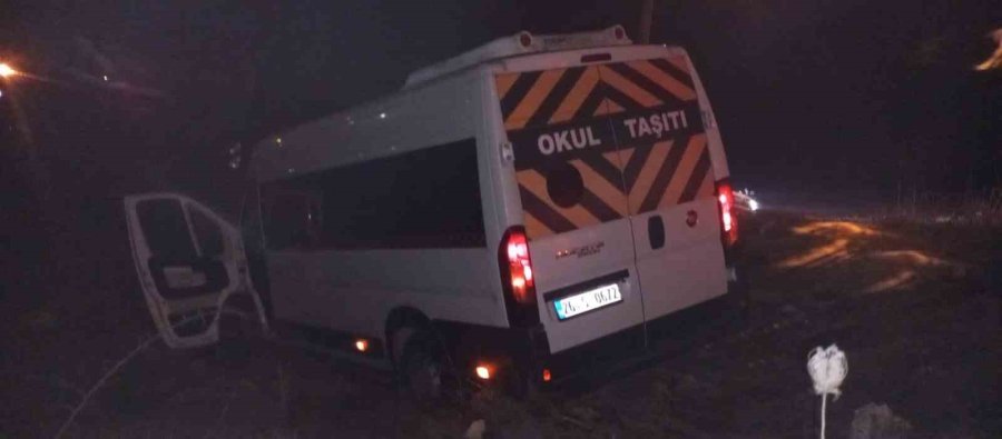 Kontrolden Çıkan Okul Servisi Tarlaya Uçtu