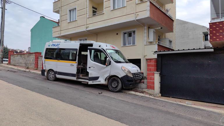 Okul Servisi ile Hafif Ticari Araç Çarpıştı: 5 Öğrenci, 7 Yaralı Okul servisi ile hafif ticari araç çarpıştı; 5i öğrenci 7 yaralı