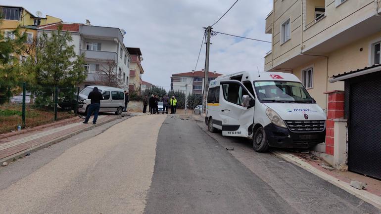 Okul Servisi ile Hafif Ticari Araç Çarpıştı: 5 Öğrenci, 7 Yaralı Okul servisi ile hafif ticari araç çarpıştı; 5i öğrenci 7 yaralı