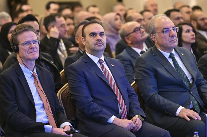 1708591725 437 Bakan Kacir Nadir Toprak Elementleri Uluslararasi Zirvesine Katilarak Konustu