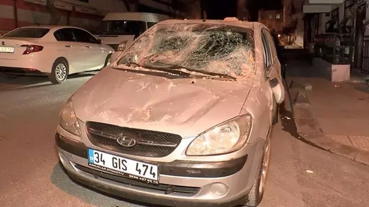 Beton parçaları araçların üzerine düştü