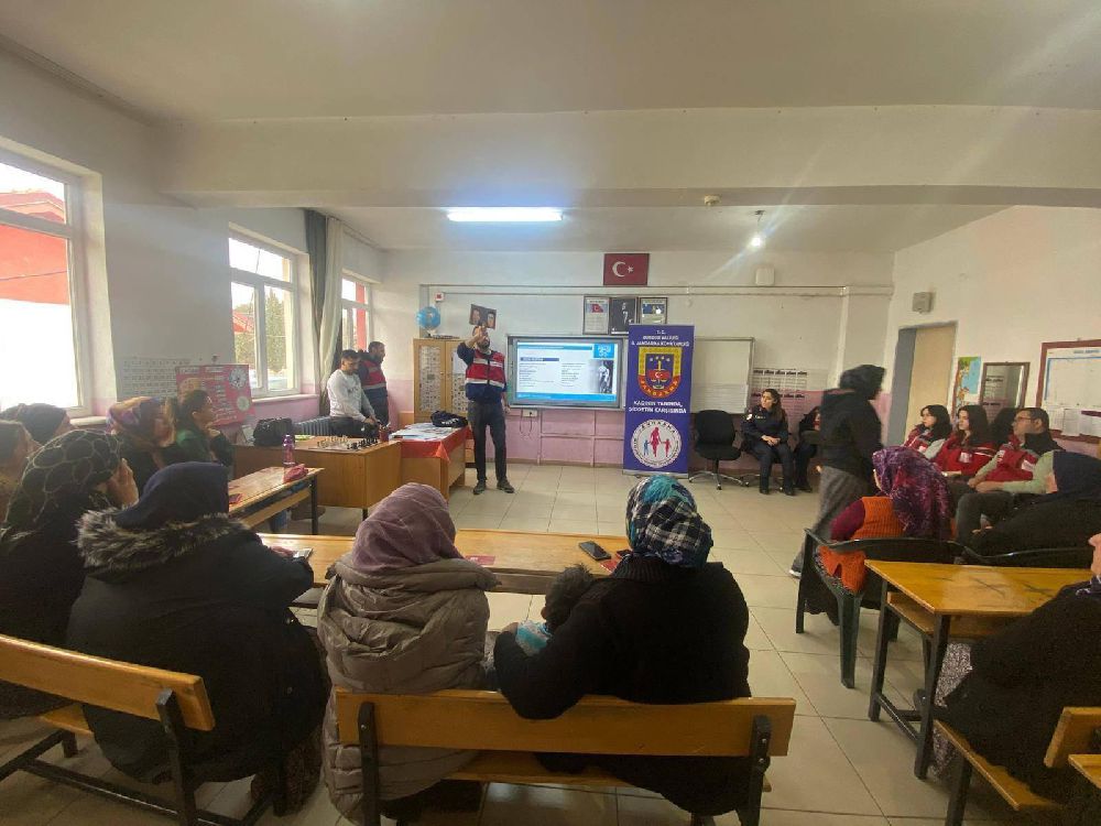 Burdur'da Öğretmen ve Velilere Uyuşturucu ve Siber Suçlara Karşı Bilgilendirme