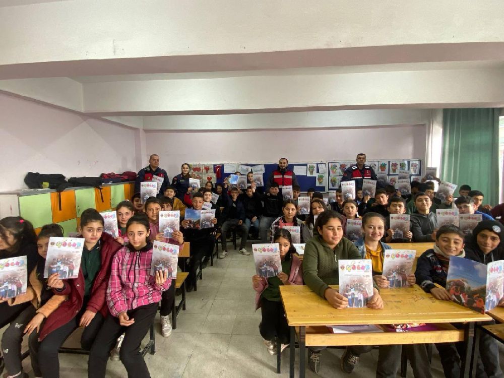 Burdur'da Öğretmen ve Velilere Uyuşturucu ve Siber Suçlara Karşı Bilgilendirme
