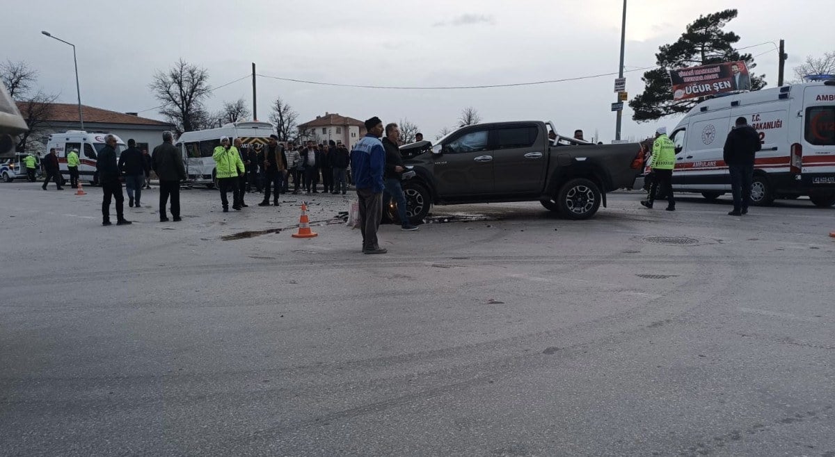 1708986831 634 Konyada Ogrenci Servisi ile Kamyonet Carpisti 11 Yarali