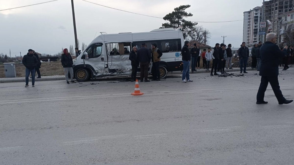 1708986831 725 Konyada Ogrenci Servisi ile Kamyonet Carpisti 11 Yarali