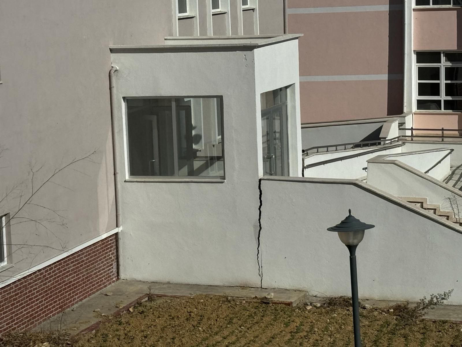 Samsun'da 3 okul çöküyor