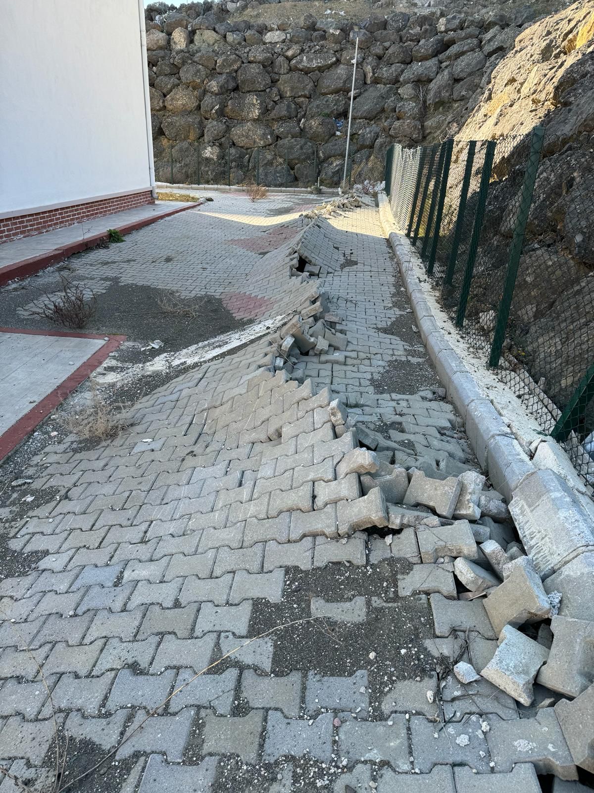 Samsun'da 3 okul çöküyor