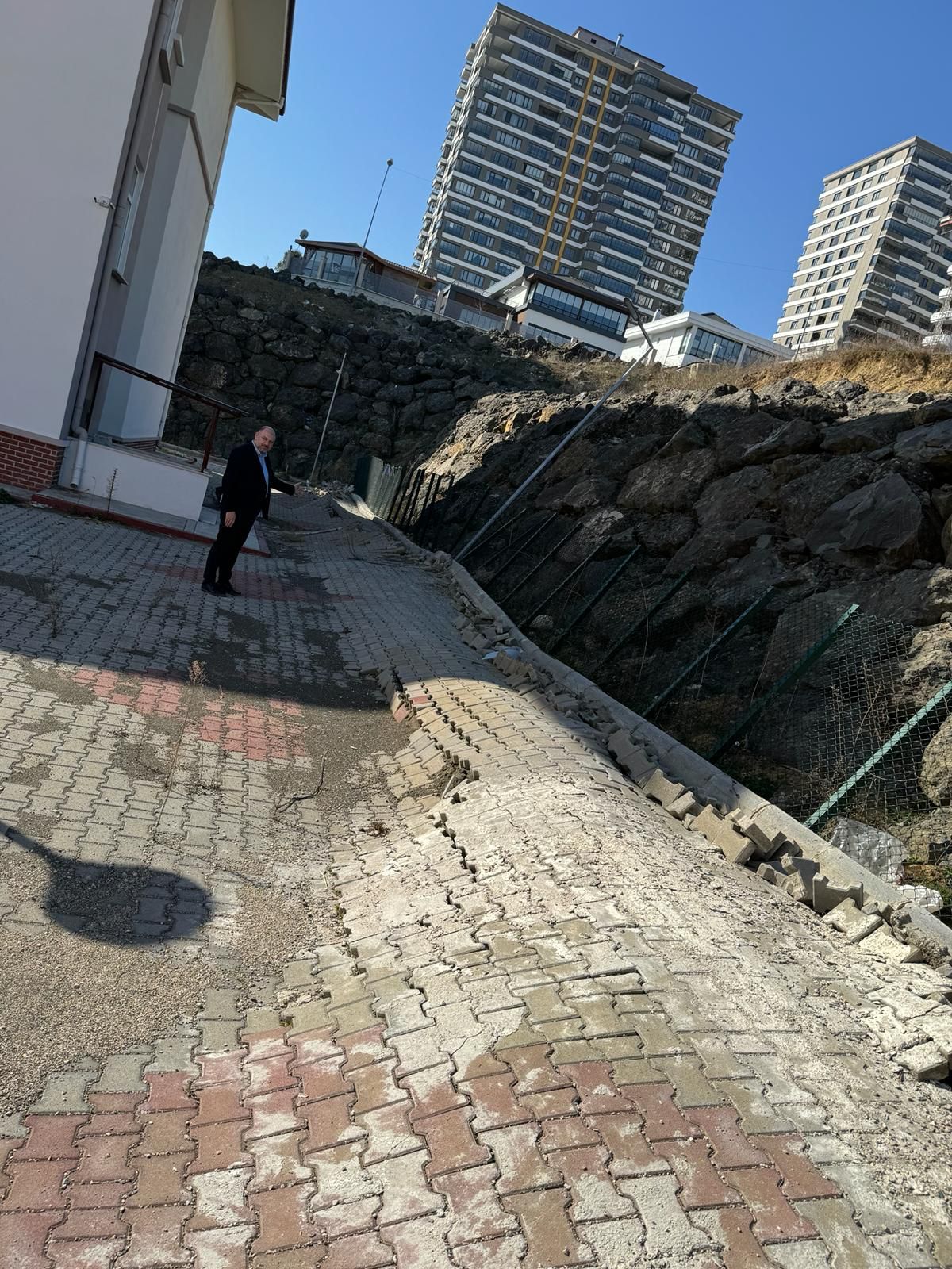 Samsun'da 3 okul çöküyor