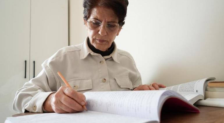 60 Yaşında Üniversiteyi Bitiren Gönüllü Öğretmen Olmak İstiyor - Yeni Gelişmeler 60 yaşında üniversiteyi bitirdi, gönüllü öğretmen olmak istiyor