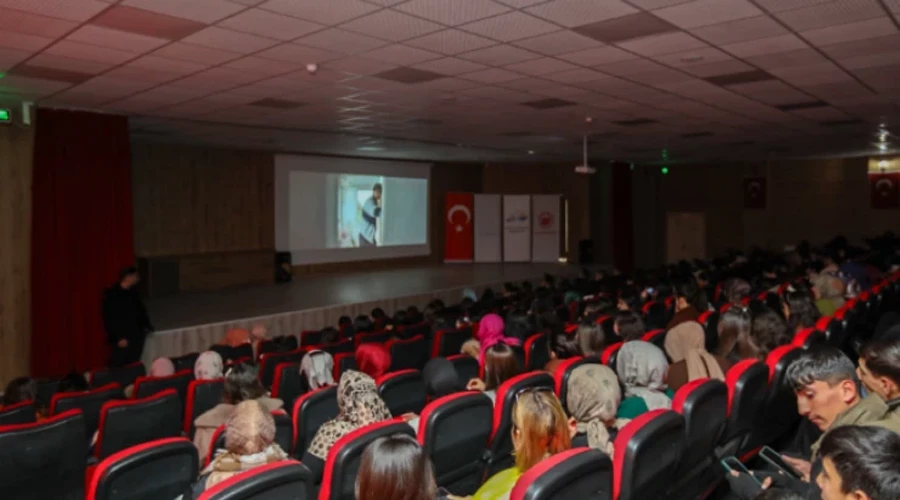 Başkaleli Şehir Sakinleri Aybüke Öğretmeninin Sunumunu İzledi Başkale'de Şehit Öğretmen Aybüke Yalçın Anısına Filmin Gösterimi