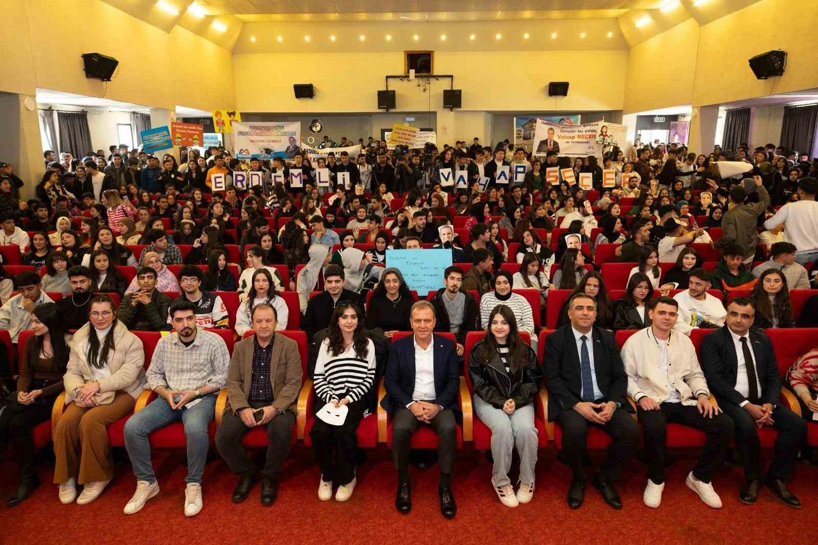 Başkan Seçer, öğrencilerin yarışma heyecanına ortak oldu
