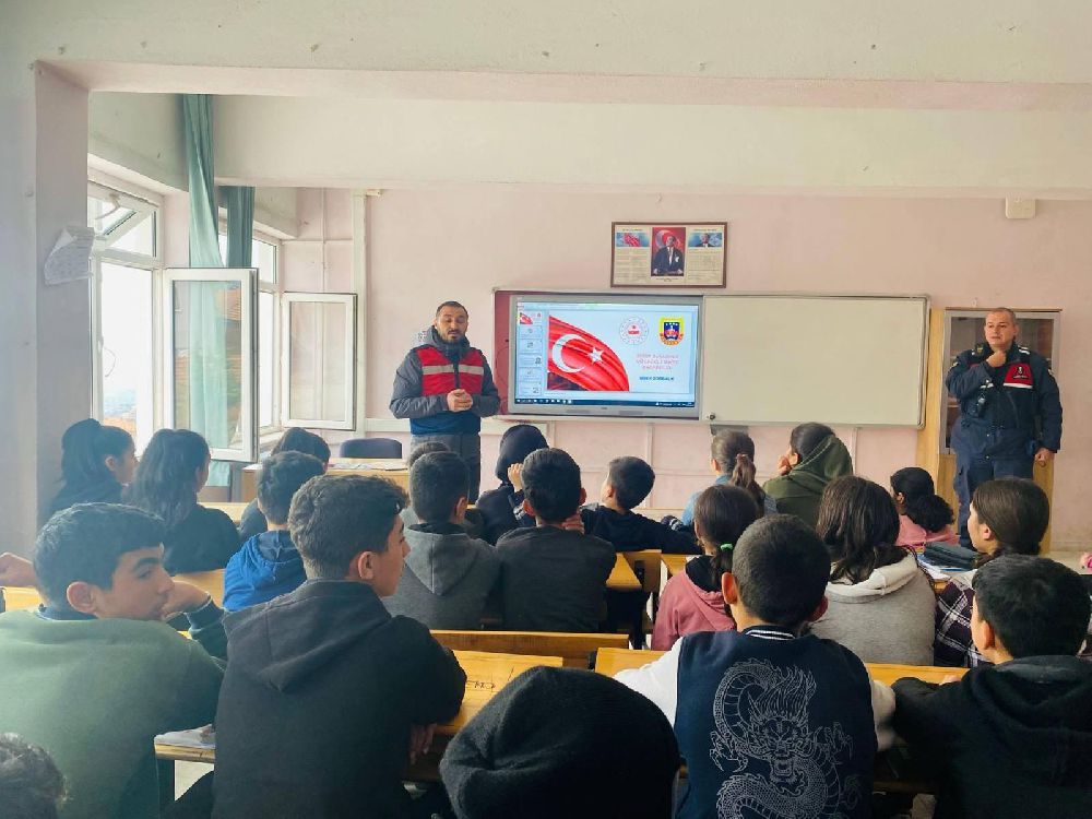 Burdur'da Öğretmen ve Velilere Uyuşturucu ve Siber Suçlara Karşı Bilgilendirme