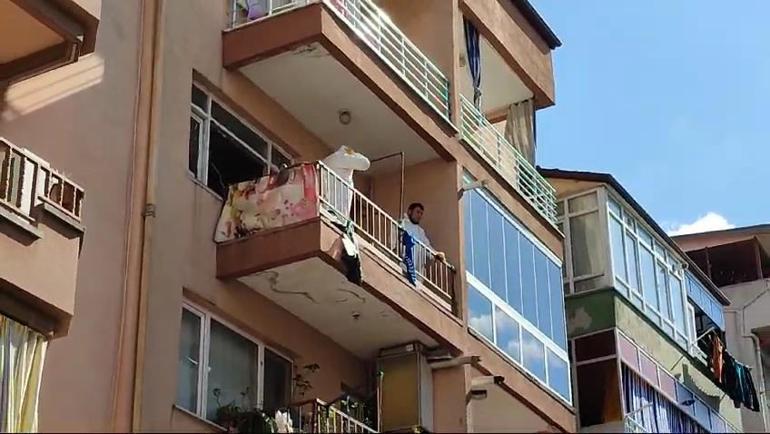 Kötü koku yayılınca fark edildi Emekli öğretmen çöp evde ölü bulundu