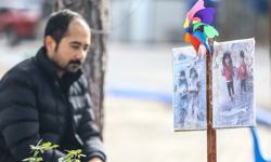 1 yıldır her gün mezara kahve götürüyor çocuklarına ise...