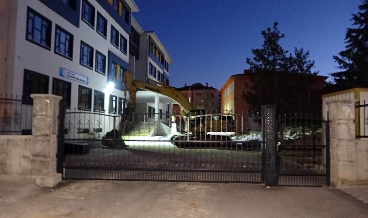 Eski okul binasından demir çalan kardeşler gözaltına alındı!