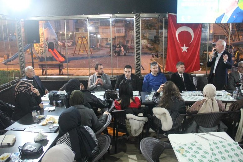Kamil Saracoglu Egitime destek veren bir lider olarak yoluna devam.j