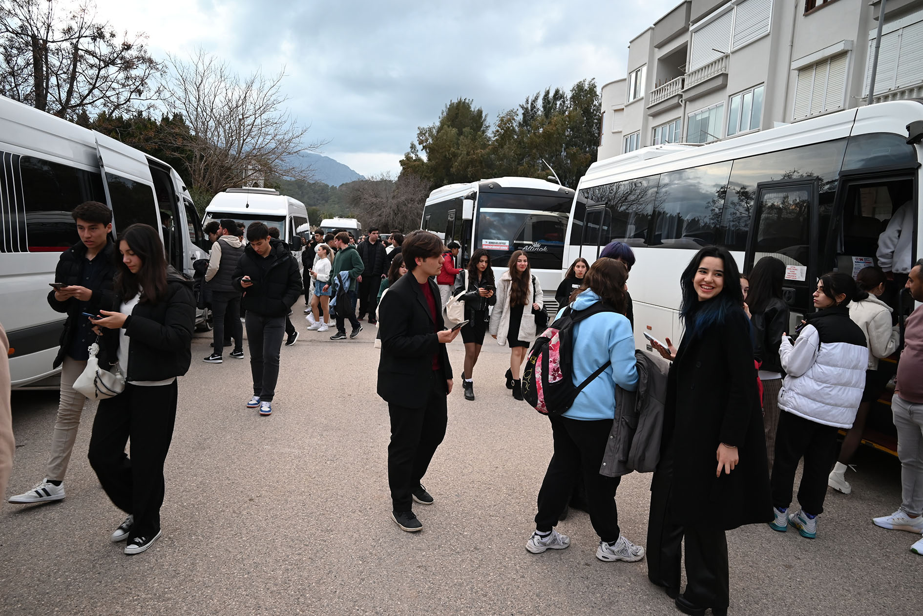 Topaloğlu ile öğrenciler