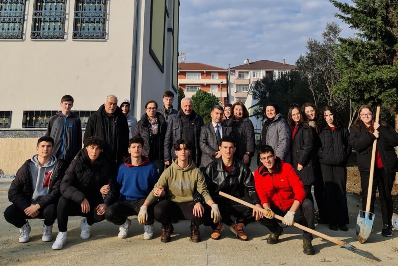 Üniversitemiz Gölcük İhsaniye Anadolu Lisesi'nde Atatürk Büstü