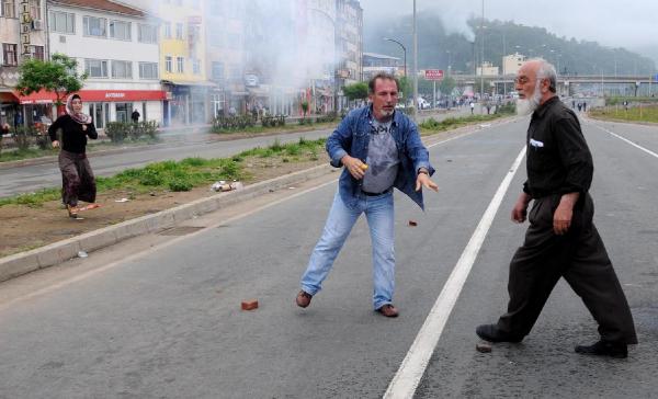 ARTVIN'IN HOPA ILCESINDE CIKAN OLAYLAR SIRASINDA HAYATINI KAYBEDEN EMEKLI OGRETMEN METIN LOKUMCU (KOT GOMLEKLI). FOTO: DHA (ARSIV)